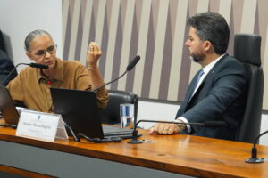 Marina Silva, Mulher negra em posição de liderança, olhando firme para a câmera, representando resistência e desafios da liderança feminina
