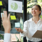 Mulher com óculos escrevendo em post-it coloridos sobre vidro — brainstorming visual em ambiente profissional.